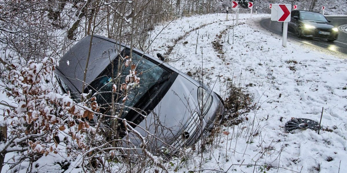 Sneg napravio haos u Hrvatskoj: Vozila se zaglavila u nanosima, zatvoreni putevi (VIDEO)