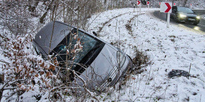 Sneg danas pada širom Hrvatske, a zbog jakih padavima i uklanjanja zaglavljenih vozila, zatvoren je put Split-Klis gde se više automobila zaglavilo u snegu.