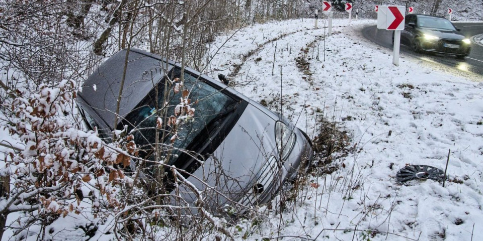 Sneg napravio haos u Hrvatskoj: Vozila se zaglavila u nanosima, zatvoreni putevi (VIDEO)