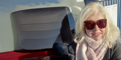 Žena koja je skoro izgubila život tokom porođaja tvrdi da je doživela susret sa svojim pokojnim ocem u zagrobnom svetu i da ju je on vratio među žive sa porukom da „raj zapravo nije stvarno mesto“.