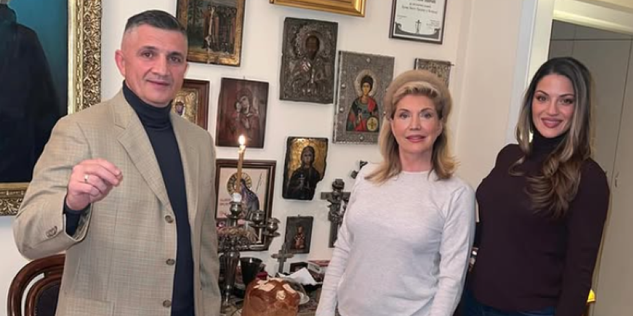 Aranđelovdan s novim zetom: Suzana Mančić i general pozirali pored kolača i sveće