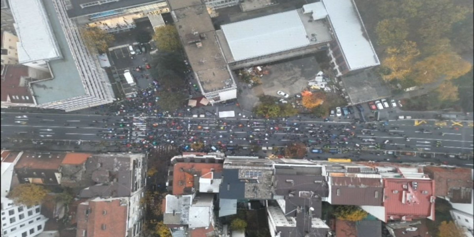 Raspad blokadera: Pukao još jedan skup - šaka jada ispred RTS-a (VIDEO)