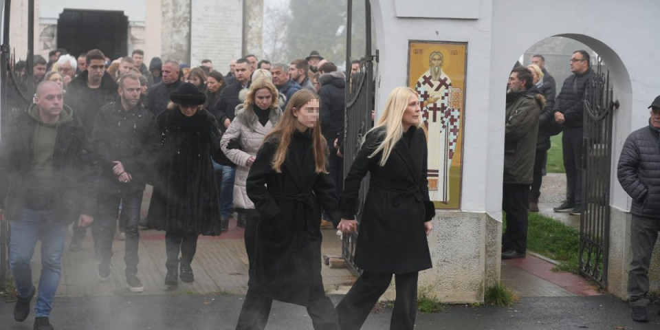 Sahranjen Branislav Ivković, ćerke utučene: Ovaj političar došao da Baneta isprati na večni počinak (FOTO)