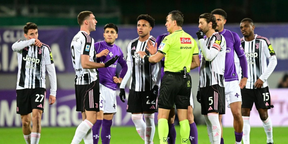 Skandal u Italiji! Sudija usred utakmice molio Vlahovića da ne napušta teren! (FOTO GALERIJA)