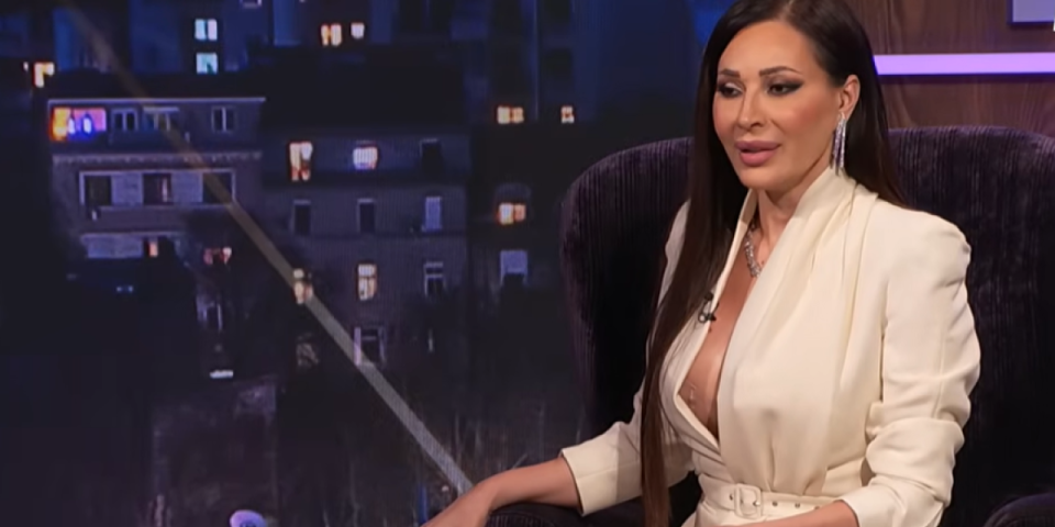 Ceca selotejpom zalepila grudi za sako: Pevačica bradavice krije trakama (FOTO)