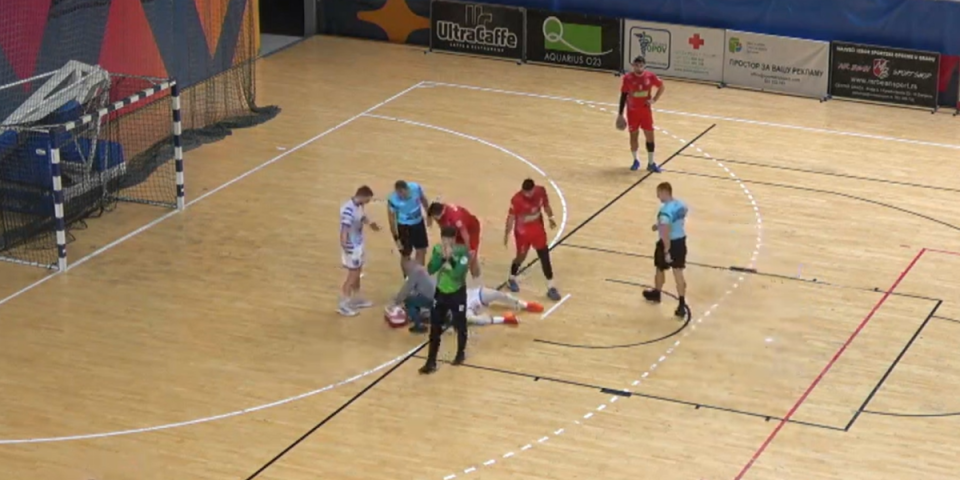 Jeziva povreda! Golmanov start za zatvor, rukometaš hitno prebačen u bolnicu (VIDEO)
