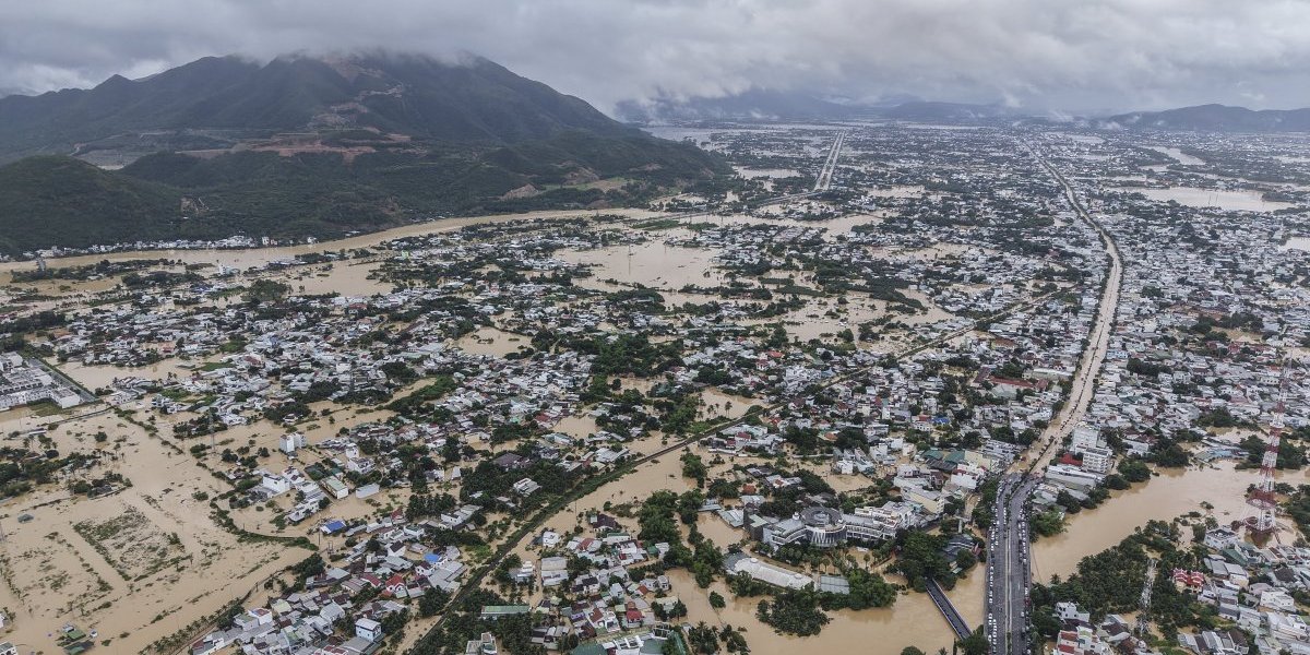 Grad totalno pod vodom: Obilne kiše pokrenule poplave i klizišta - stradalo više stotina ljudi, milioni ostali bez domova (FOTO)