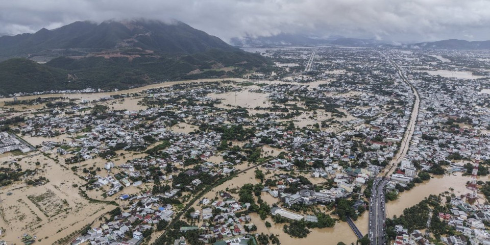 Grad totalno pod vodom: Obilne kiše pokrenule poplave i klizišta - stradalo više stotina ljudi, milioni ostali bez domova (FOTO)