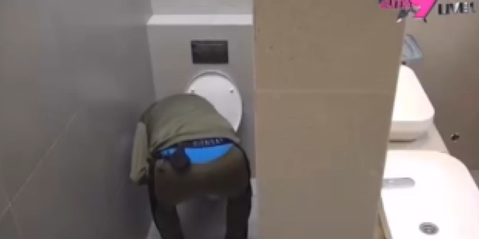 Ništa gadnije niste videli: Učesnik Elite zavukao ruku u wc šolju i rovari (FOTO)
