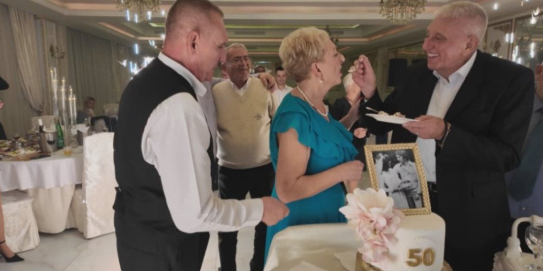 Priča koja topi i ledena srca: Nevenka i Zdravko proslavili 50 godina braka - O njima bruji ceo Niš (FOTO)