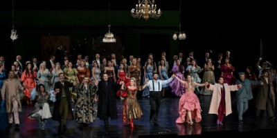 Opereta Slepi miš, kojom Srpsko narodno pozorište obeležava 200 godina od rođenja Johana Štrausa Mlađeg, oduševila je Novosađane. Velika scena "Jovan Đorđević" bila je ispunjena do poslednjeg mesta i na premijeri 20. novembra, i na večerašnjem repriznom izvođenju.