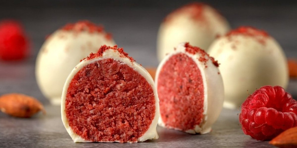 Posni slatkiš koji osvaja: Malina praline u beloj veganskoj čokoladi
