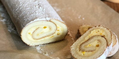 Ovaj rolat, koji je prošao kroz mnoge generacije, sa svojim bogatim filom i mekanom korom, pravi je izbor za ljubitelje klasičnih poslastica.