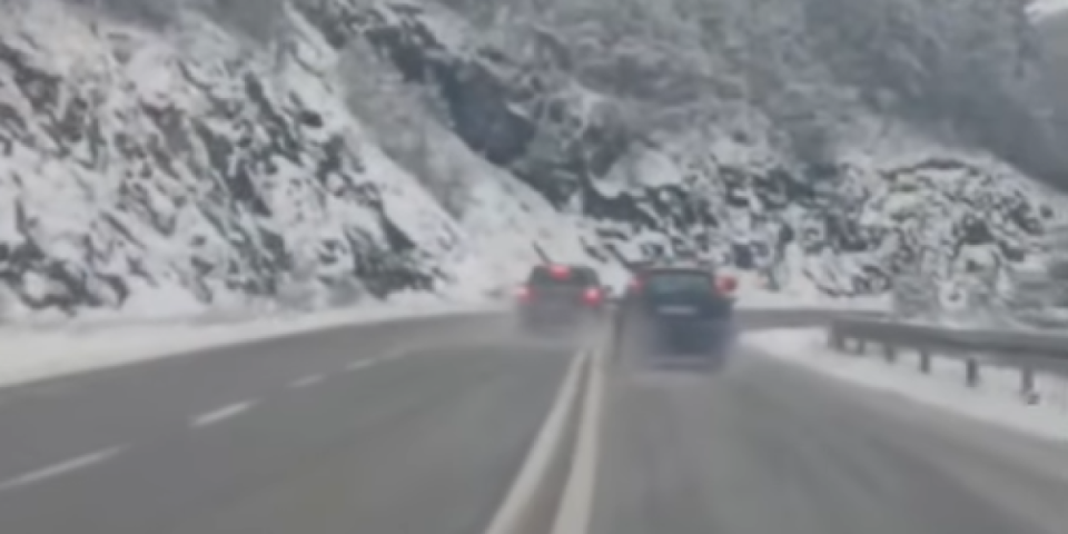 Ovako se gubi glava! Pogledajte snimak bahate vožnje na putu Zlatibor-Prijepolje: Ima li kraja ludilu? (VIDEO)