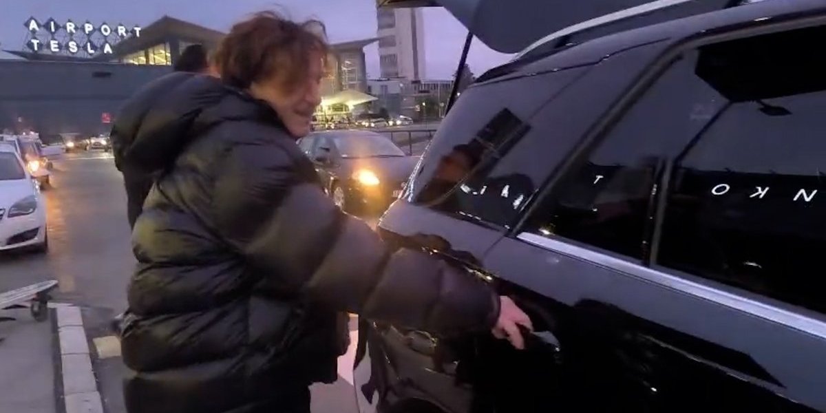 (VIDEO) Najbogatiji pevač na Balkanu sleteo u Beograd: Čekao ga crni džip