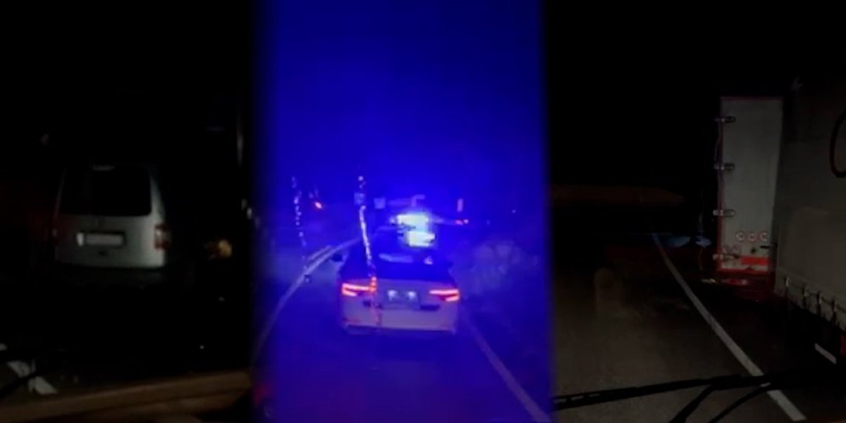 "Za dlaku" podleteo pod šleper: Automobil proklizao kod Prijepolja (VIDEO)