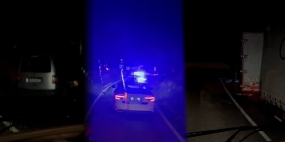 "Za dlaku" podleteo pod šleper: Automobil proklizao kod Prijepolja (VIDEO)