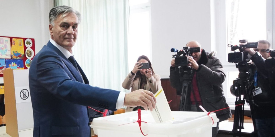 Srbija će uvek biti uz Srpsku - Vučić čestitao Karanu pobedu na predsedničkim izborima