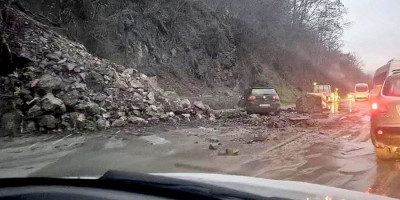 Velika stena odvalila se sa litice pored puta na Ibarskoj magistrali i tom prilikom se obrušila na automobil marke ''golf'' i u potpunosti ga smrskala.