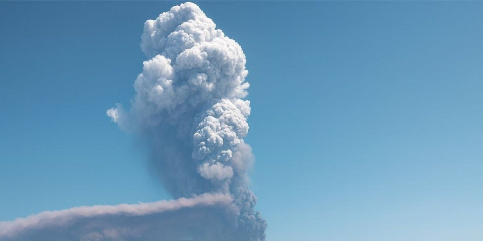 Eruptirao vulkan nakon 10.000 godina mirovanja: Snažna eksplozija izbacila oblak pepela 15km u visinu (FOTO/VIDEO)