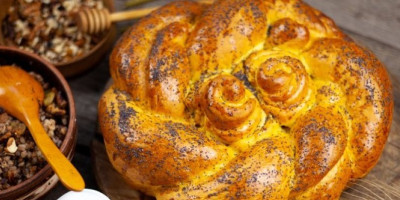 Ukoliko vam slava pada na post, a želite da oduševite goste preukusnom, mekanom pogačom, ovo je recept za vas.