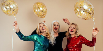 Dok se približava najglamuroznija noć u godini, potraga za savršenom novogodišnjom haljinom postaje pravi mali ritual lepote.