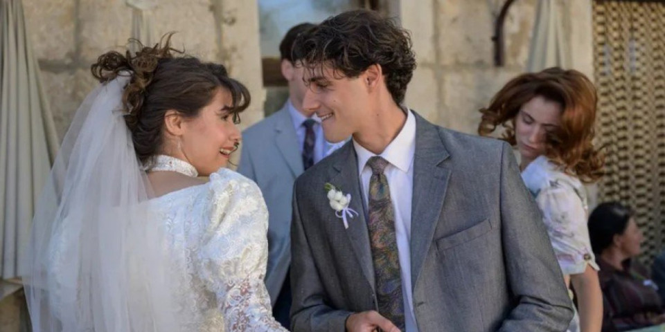 Devojke odlepile za glavnim glumcem "Tvrđave": Evo kako je izgledao na snimanju i s kim se grlio (FOTO)