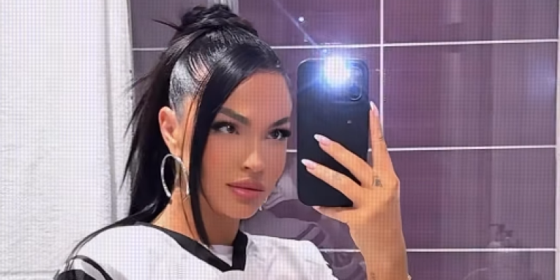 Nosi li gaćice? Pevačica u miniću digla nogu na lavabo, svi zumiraju međunožje (VIDEO)