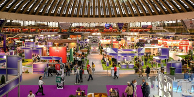 Kompanija "Dunav osiguranje" predstavila je na Četvrtom međunarodnom sajmu "Wine Vision by Open Balkan 2025" specijalizovani paket osiguranja namenjen destilerijama i vinarijama, koji na jednom mestu objedinjuje zaštitu celokupnog ciklusa proizvodnje.