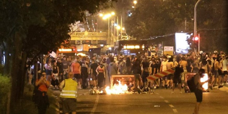 Dno! Blokaderi nastavlju sa prljavom kampanjom: Šire laži i targetiraju decu funkcionera zarad političkih poena (FOTO)