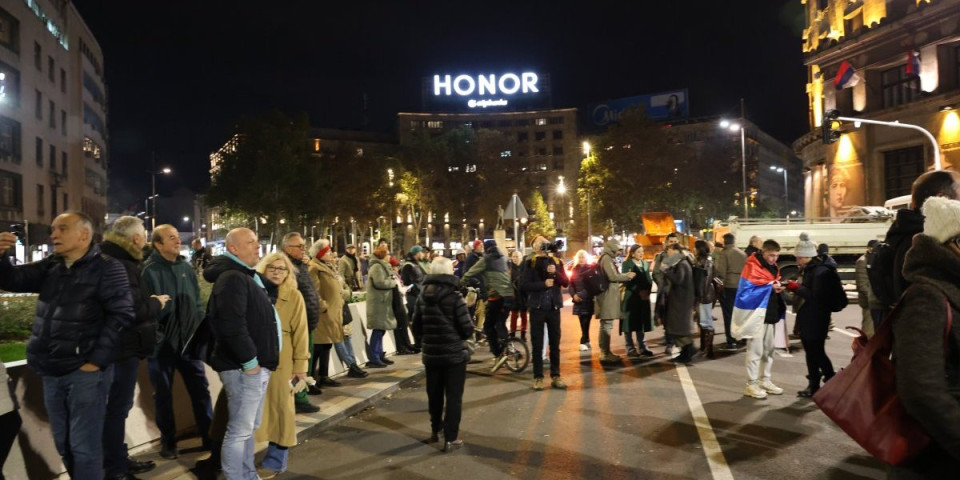 Skup podrške novinarima ili prezentacija blokadera: Šta se to sinoć desilo ispred Skupštine? (FOTO)