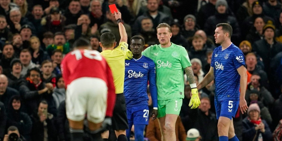 Nezapamćeni skandal! Premijer liga ovo ne pamti: Ošamario saigrača i zaradio crveni?! (VIDEO)