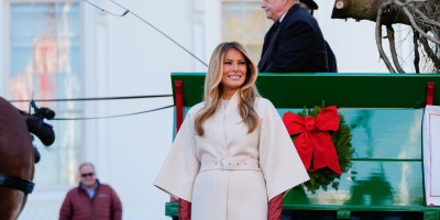 Melanija Tramp svečano je dočekala tradicionalnu novogodišnju jelku u Beloj kući, a njen pažljivo odabranim stajlingom je iznova pokazala zašto važi za modnu ikonu.