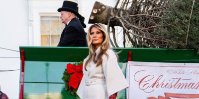 Melanija Tramp nastavila je lepu tradiciju i dočekala božićnu jelku ispred Bele kuće, gde je posebno privukla pažnju cipelama u tarton printu i belim kaputom.