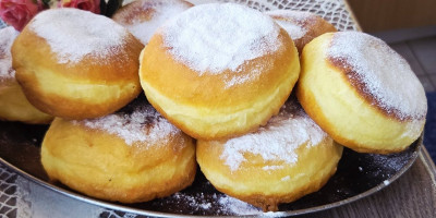 Umesto da pravite samo jedno, od ovog čudesnog testa napravite dve poslastice koje se jednako vole, domaće krofne i štrudlu sa dva punjenja.