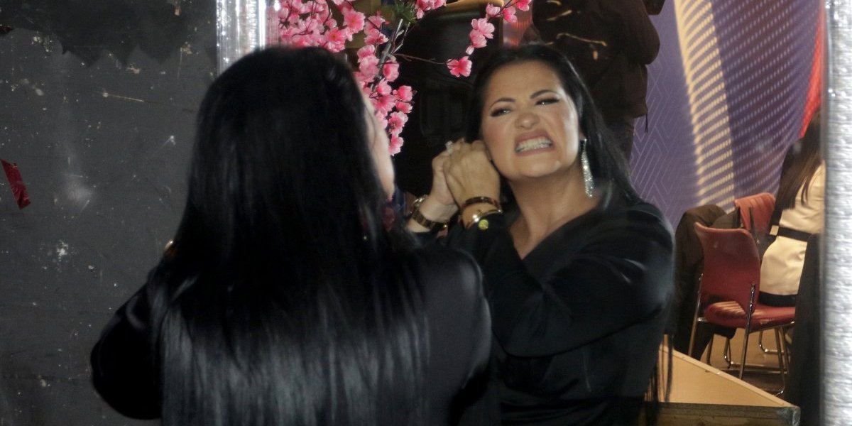 Svekar joj ima dvorac od 10 miliona evra, a ona kuva na smederevcu: "Naložim drva i uživam"