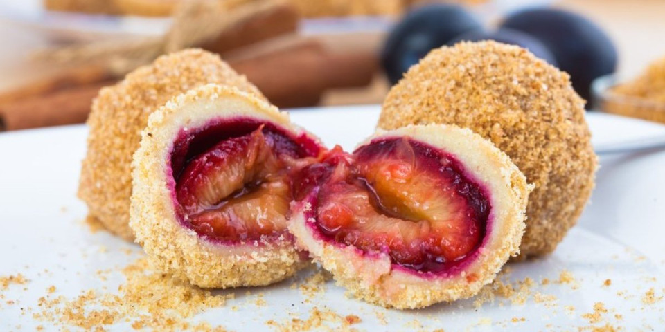 Savršen desert "domaćicina tajna": Najlepše knedle sa šljivama - svi će pitati za recept