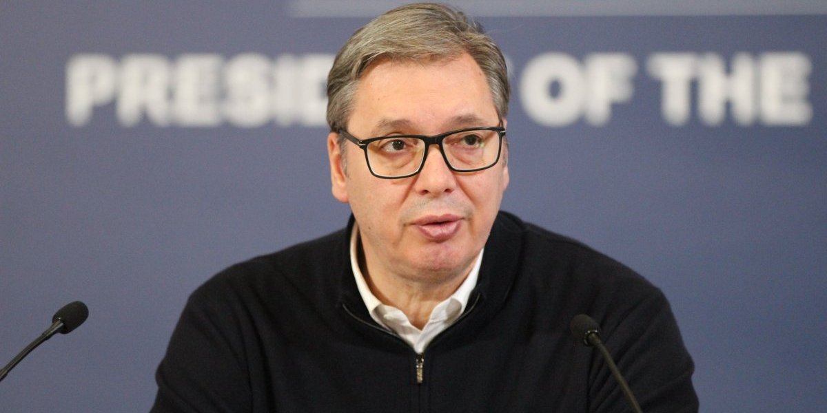 Izbačen provokator sa RTS - Predsednik Vučić: Nosite obeležja koja vređaju institucije ove zemlje