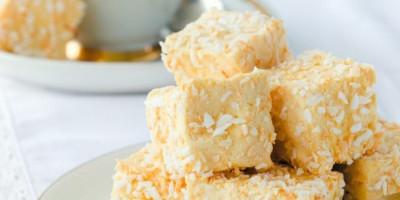 Ledene kocke su desert koji savršeno spaja nežan krem, miris kokosa i osvežavajuću teksturu, idealan je i za goste i za trenutke kada samo želite nešto slatko.