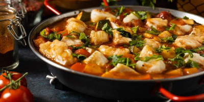 Pred vama je stari manastirski recept za riblji paprikaš iz Krušedola, jelo koje spaja jednostavnost, strpljenje i duboku tradiciju pravoslavne kuhinje.