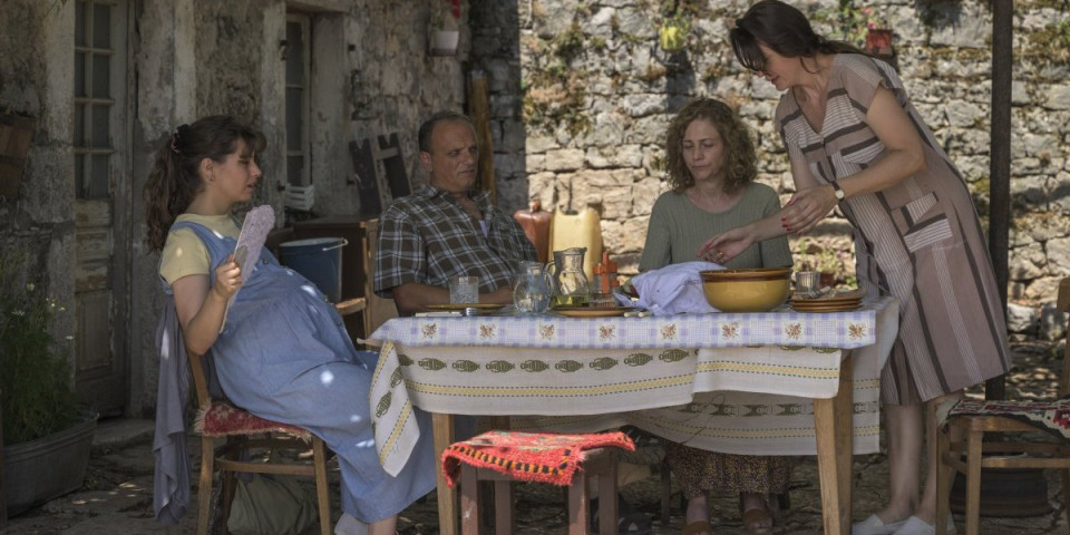 Žena mu se uskoro porađa u Kninu, a on je rastrzan na sve strane