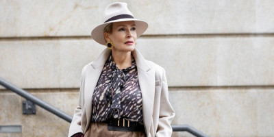 Otkrijte kako da usklađujete boje posle pedesete - palete koje osvežavaju ten, podmlađuju izgled i vašem stilu daju dozu elegancije.