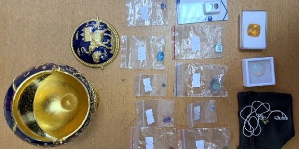 ''Pao'' sa punim koferom poludragog kamenja: Rekao carinicima da nema ništa, a onda usledio šok (FOTO)