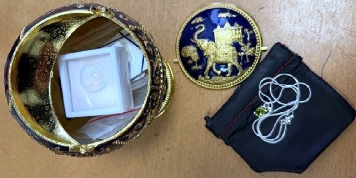 Putnik krio poludrago kamenje u kutiji