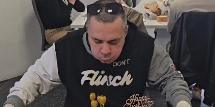 Pevač rođendan proslavlja u duševnoj bolnici - Cimeri mu pripremili iznenađenje