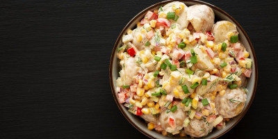 Ova izdašna, kremasta, a potpuno posna krompir salata je savršeno osveženje za svaku proslavu, ali i idealan dodatak nedeljnom ručku.