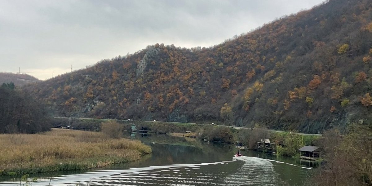 Misterija! Auto sa muškarcem i ženom nestao u jezeru: Spasioci satima ne nalaze tragove