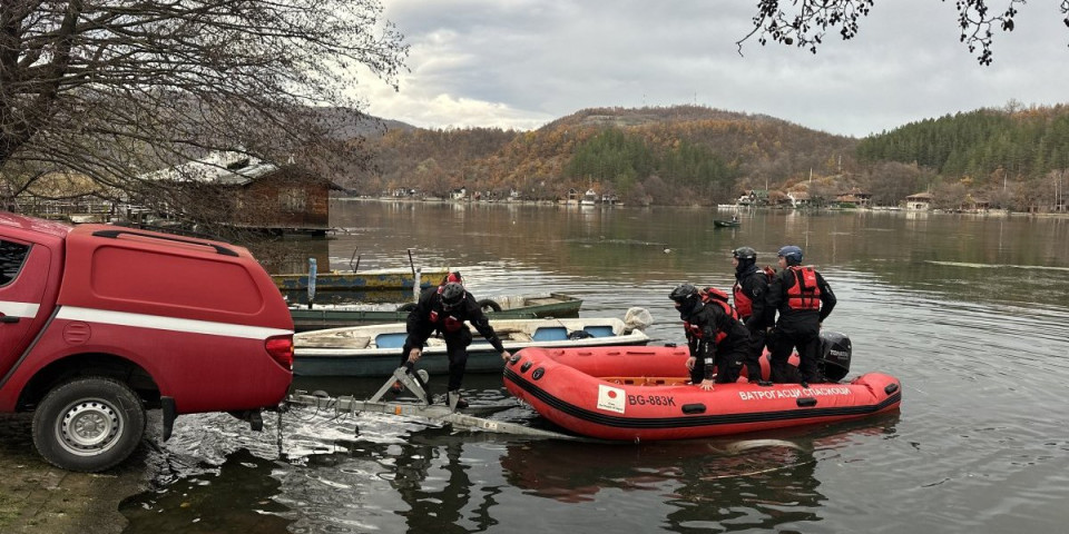 Pronađen automobil koji je sleteo u jezero Međuvršje: Zaglavljen u kanalu (FOTO)