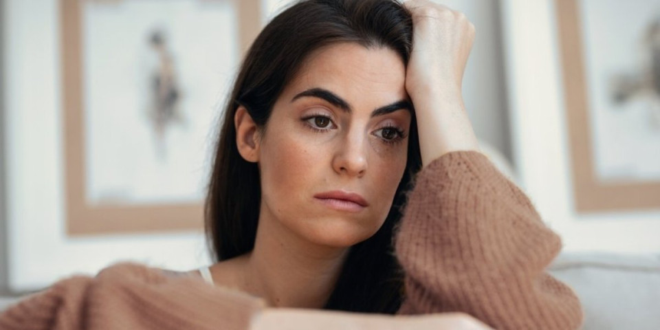 Ne spavate i osećate bol u grudima? 5 znakova da je vaše telo pod hroničnim stresom