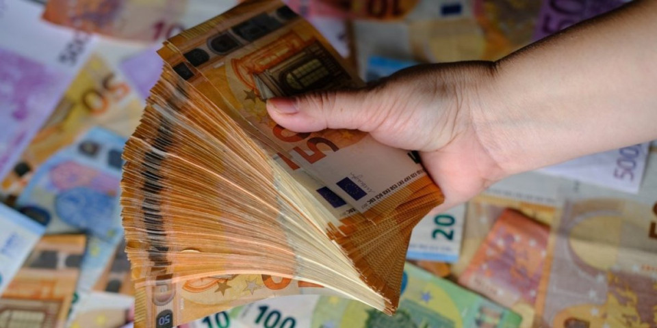 Novac stiže za 4 znaka: Evo ko će dobiti pare do 13. decembra, a jedan znak treba da igra igre na sreću